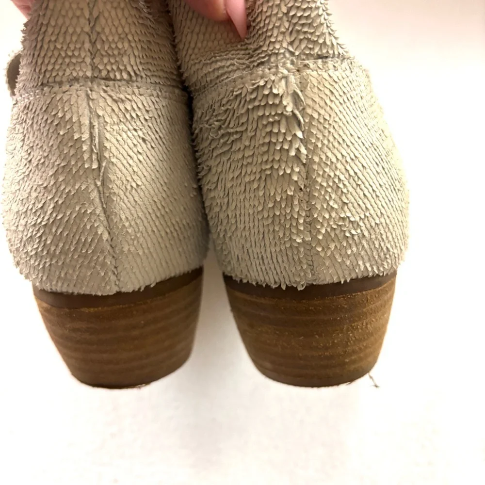 Seychelles Cream Towel Leather SuedeTexture Almond Toe Zip Ankle Booties (9)‎